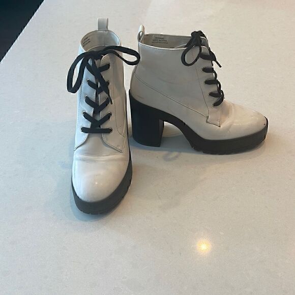 Forever 21 women’s boots size 7, white wedge black ties fun for everyone. - Picture 1 of 8